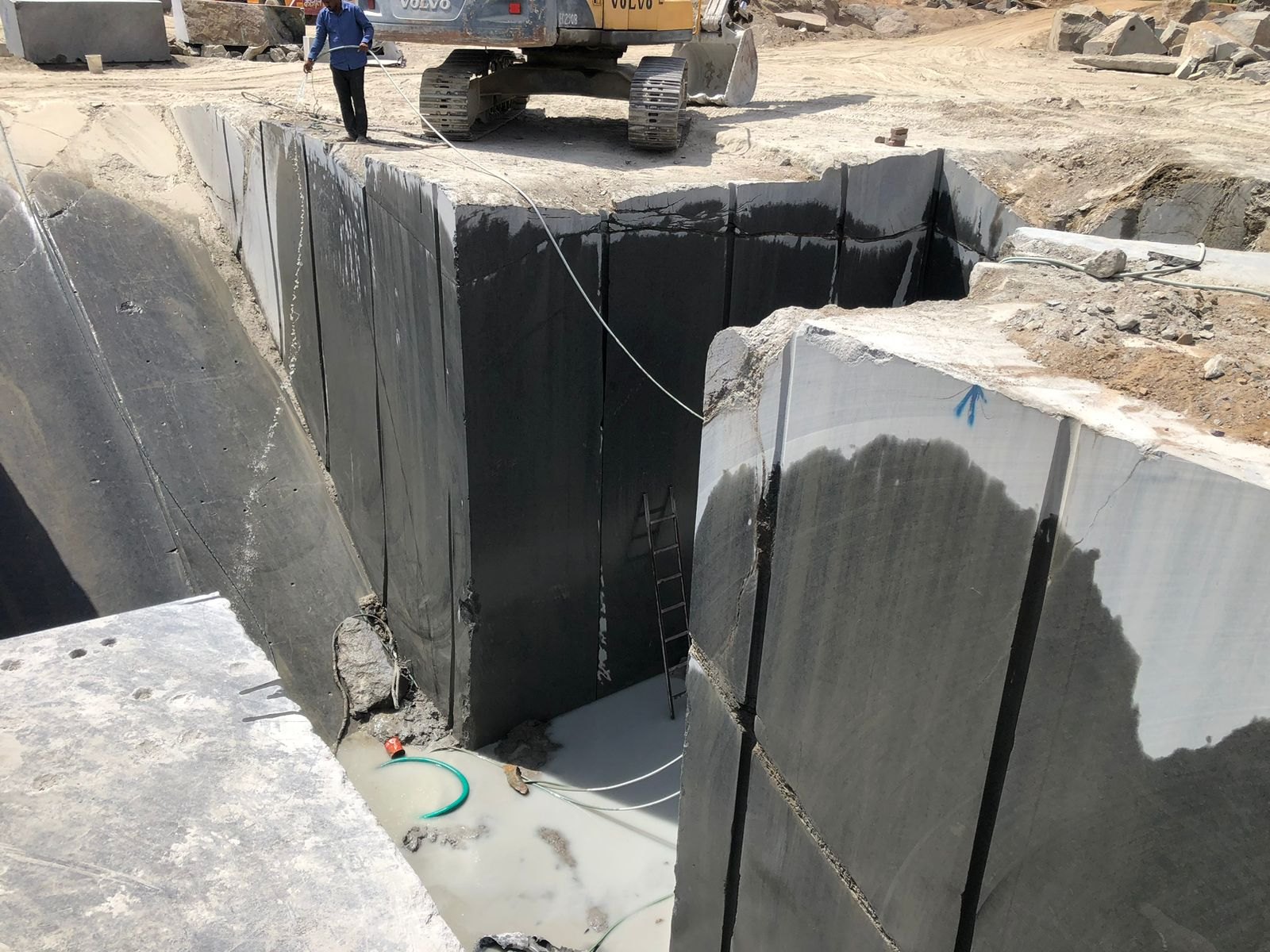 mining-black-granite-block-06.jpg